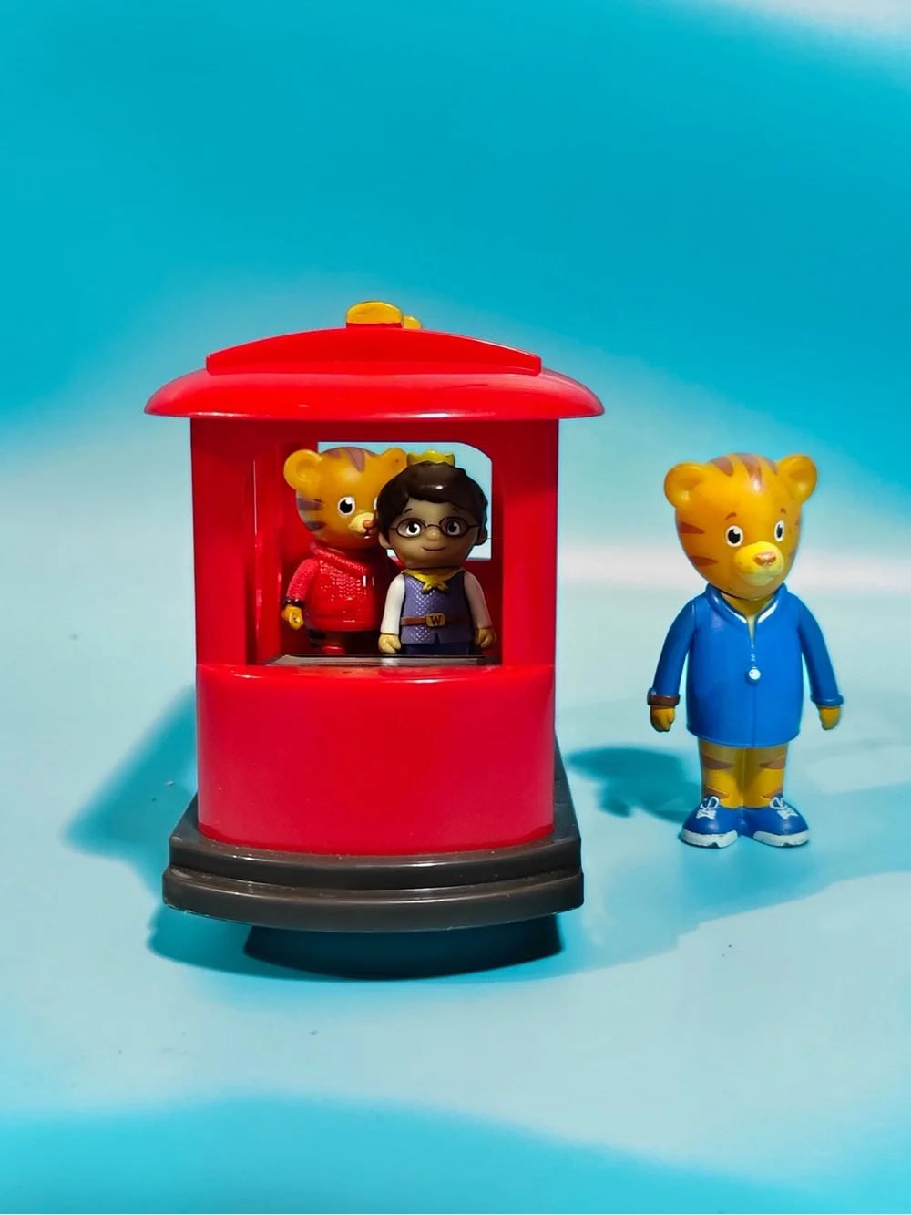 Neighborhood Trolley w/ Daniel Tiger Figures